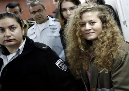 مستوطنون يهاجمون مستقبلي الأسيرة عهد التميمي