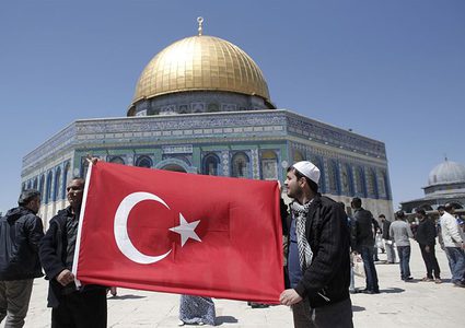 سلطات الاحتلال تمنع 90 سائحاً تركياً من دخول القدس