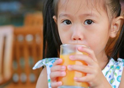 عليك التوقف عن إعطاء طفلك الكثير من العصير