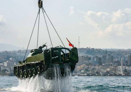 إغراق دبابات ومدافع لبنانية في البحر المتوسط