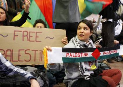 الاحتلال يرحّل أجانب لتأييدهم للحقوق الفلسطينية