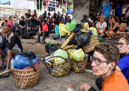 زلزال يحاصر مئات السياح على جبل بأندونيسيا