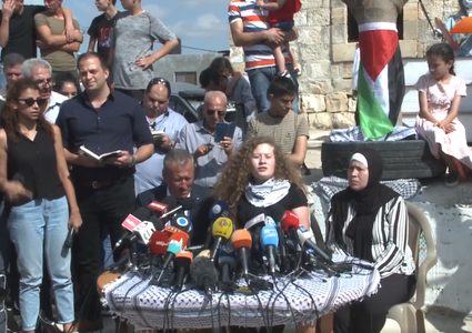 عهد التميمي ووالدتها تعانقان الحرية