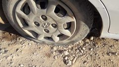 مستوطنون يخطون شعارات ويعطبون اطارات في المغير