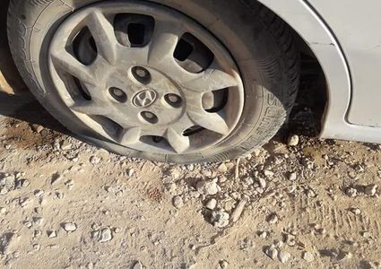 مستوطنون يخطون شعارات ويعطبون اطارات في المغير