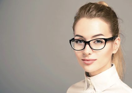 النظارة والذكاء دراسة تكشف العلاقة بينهما