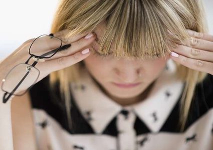 ما سبب الصداع قبل حدوث عاصفة رعدية أو عندما تمطر؟