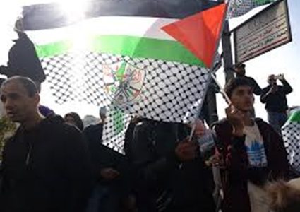 رام الله: اعتصام رفضا لسرقة مخصصات الشهداء والأسرى