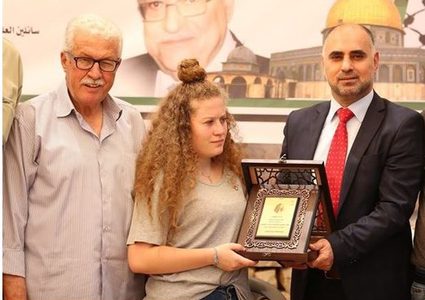 "الإعلام" تُكرم عهد التميمي ووالدتها