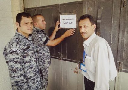 اغلاق مطعم في الخليل لمخالفته شروط السلامة الصحية