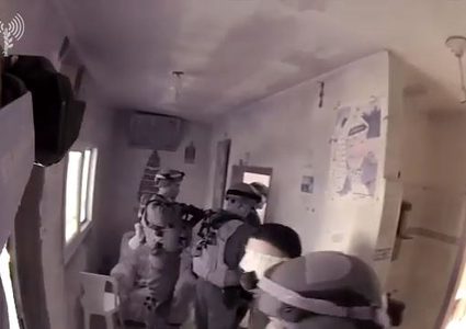 (فيديو) الاحتلال يعلن اعتقال خلية مسلحة