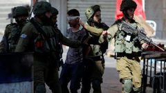 خمسة أسرى يتعرضون للضرب والتنكيل أثناء اعتقالهم