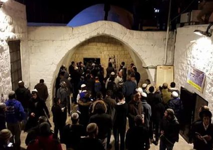 اصابة مواطن برصاص الاحتلال وآخرين بالاختناق