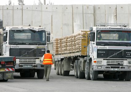 حاويات إسمنت ومواد كهربائية دخلت إلى غزة