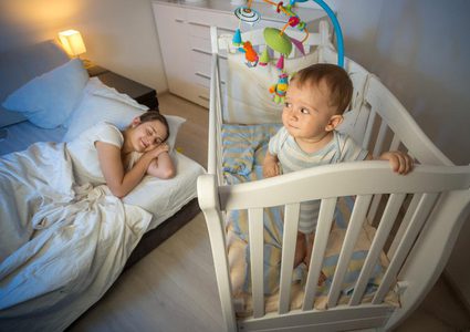 طفلي يستيقظ ليلاً..ماذا أفعل؟