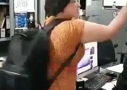 بريطانية تصفع ضابط جوازات إندونيسياً والسبب!