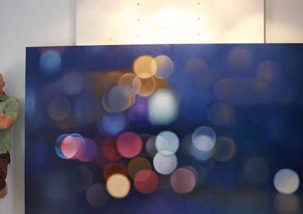 فنان يرسم العالم كما يراه ذوو قصر النظر