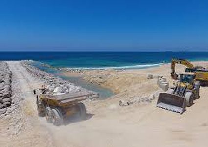 شاهد الصور الأولى لمشروع "الحاجز البحري"في غزة