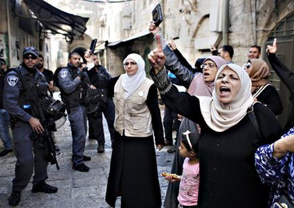 قوات الاحتلال تحتجز هويات النساء في المسجد الأقصى