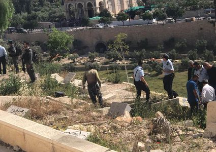 الاحتلال يعتقل 6 مقدسيين من مقبرة باب الرحمة