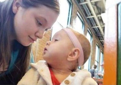 مرض نادر يجبر أما على غسل طفلتها بـ"الكلور"!