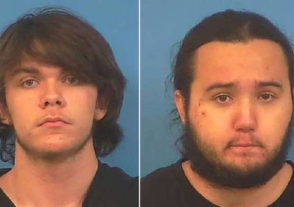 أمريكيان يقتلان والدتهما بوحشية