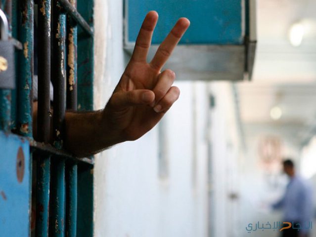 خمسة أسرى يواصلون إضرابهم عن الطعام