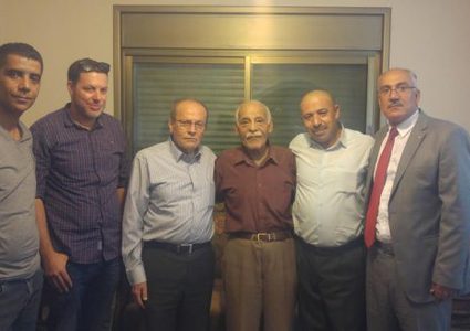 هيئة شؤون الأسرى تزور أول أسير في الثورة