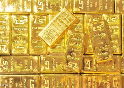 الذهب يتخلى عن مكاسبه مع تماسك الدولار