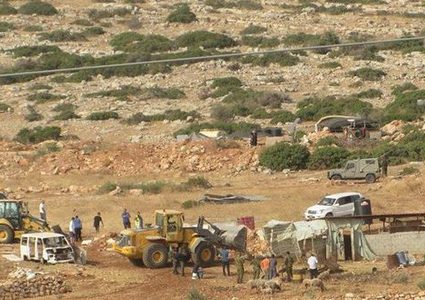 الاحتلال يجبر 4 عائلات شرق طوباس على اخلاء مساكنهم