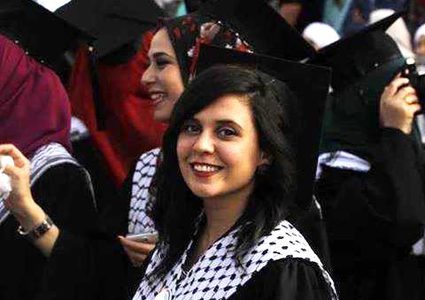 طالبة في النجاح تنشر بحثاً علمياً في مجلة عالمية