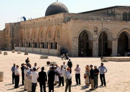 مستوطنون يقتحمون المسجد الأقصى