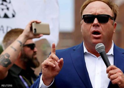 أبل تمسح مقاطع أليكس جونز المروج لنظرية المؤامرة