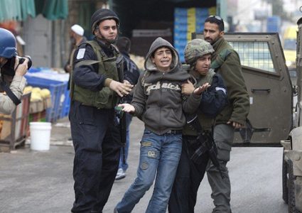 السجن 18 شهراً وغرامة مالية لطفل في سجون الاحتلال