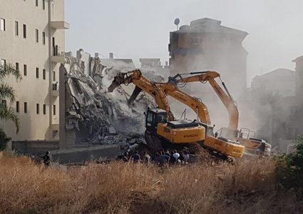 جرافات الاحتلال تهدم شقة في بناية سكنية بشعفاط