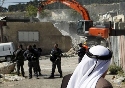 بلدية الاحتلال توزع اخطارات هدم في قرية العيسوية
