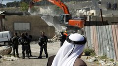 بلدية الاحتلال توزع اخطارات هدم في قرية العيسوية