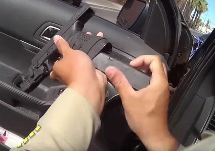 شرطي أمريكي يقتل مدني أعزل أمام عائلته!
