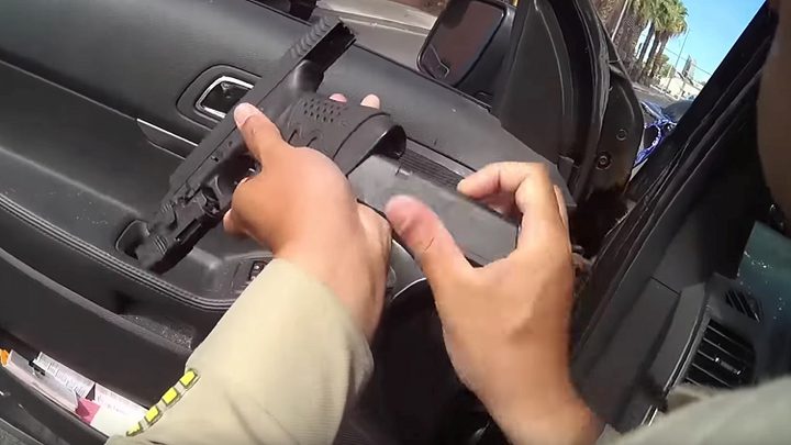 شرطي أمريكي يقتل مدني أعزل أمام عائلته!