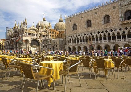 سعر "فنجان قهوة" مذهل والسبب الإطلالة!