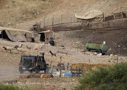 الاحتلال يطرد 4 عائلات من خربة يرزة