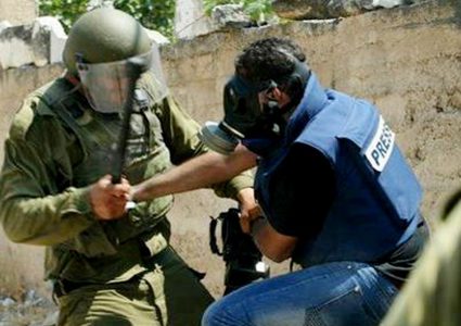 الاحتلال يمدد اعتقال الصحفي علاء الريماوي