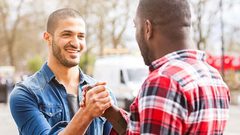 كيف تستفيد من أصدقائك في تحسين حياتك؟