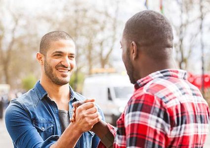 كيف تستفيد من أصدقائك في تحسين حياتك؟