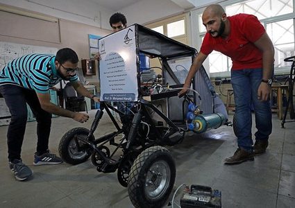 طلاب مصريون يصممون "سيارة" تعمل بـ"الهواء"!