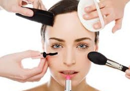 ما هي فوائد حفظ مستحضرات تجميل في الثلاجة؟