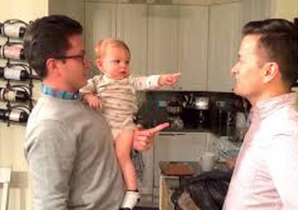 طفل حائر بين أبيه وعمه التوأم