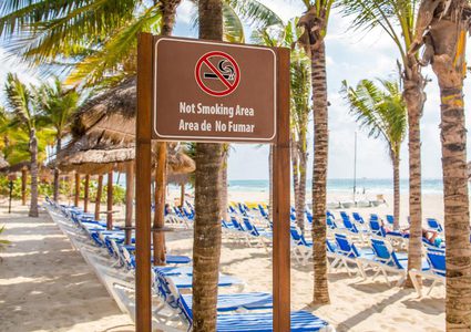 ما هي الدولة التي يمنع التدخين على شواطئها؟