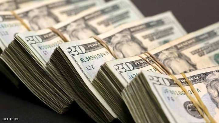 الدولار يصعد إلى أعلى مستوياته في 13 شهرا