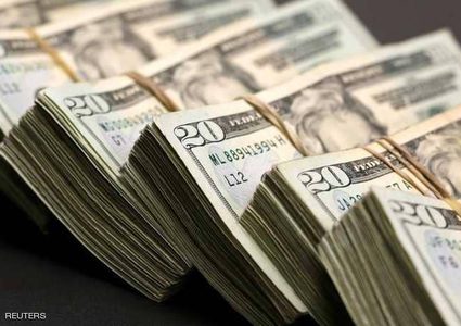 الدولار يصعد إلى أعلى مستوياته في 13 شهرا